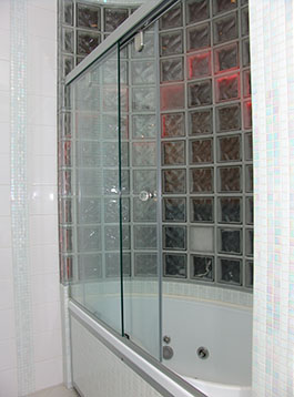 Раздвижная стеклянная дверь с глухой створкой на акриловой угловой ванне