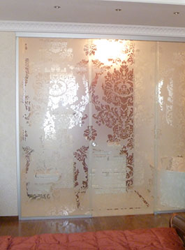 Стеклянная раздвижная дверь с двумя неподвижными полотнами с декоративным рисунком