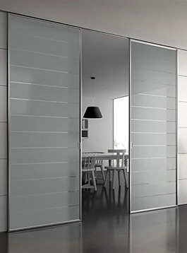 Двустворчатая стеклянная раздвижная дверь в алюминиевом обрамлении (матовая с поласами)