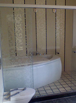 Раздвижные стеклянные двери в ванной комнате  ( 2 глухих створки 2 подвижных створки)