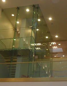 Cтеклянный фасад на спайдерах со встроенной стеклянной лестницей