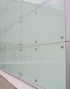 Облицовка фасада стеклянными панелями на точечных креплениях