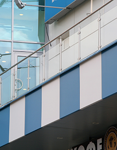 Перильное ограждение балкона ТЦ Радео Драйв из нержавеющих металлических стоек со стеклянным заполнением