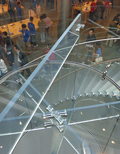 Винтовая стеклянная лестница со стеклянными ступенями