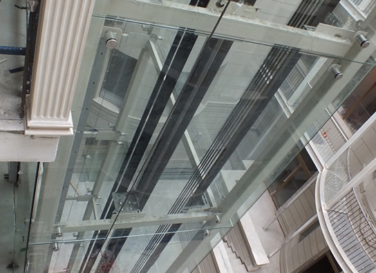Облицовка лифтовой шахты стеклянными панелями на точечных креплениях