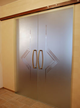 Раздвижные стеклянные двустворчатые двери между кухней и гостинной