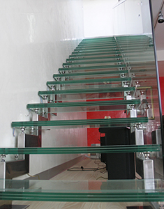 Лестница из стекла и металла с боковым креплением стеклянного ограждения