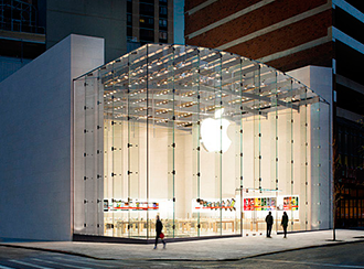 Стеклянный вход в магазин Apple